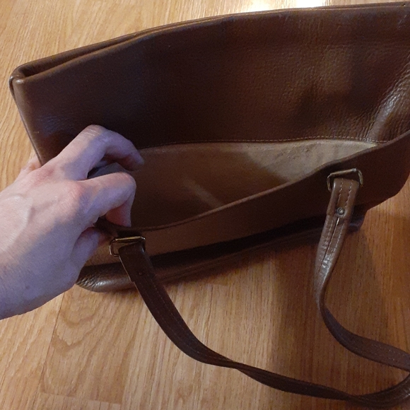 Cute brown hand bag 🥨 - Picture 4 of 7